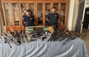 Pistole, fucili, sciabole: raffica di revoche di “porto d’armi” e sequestri