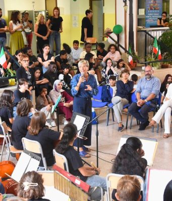 Primo giorno di scuola a Brescia: festa alla Carducci