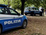 Ruba le AirPods: la proprietaria le localizza e chiama la Polizia