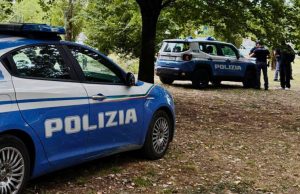 Ruba le AirPods: la proprietaria le localizza e chiama la Polizia