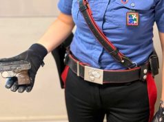Viola il divieto di avvicinamento: arrestato con una pistola clandestina
