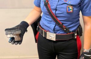 Viola il divieto di avvicinamento: arrestato con una pistola clandestina