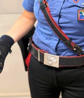 Viola il divieto di avvicinamento: arrestato con una pistola clandestina