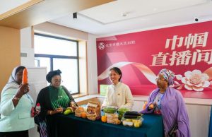 Cina: a Pechino delegate visitano centro servizi durante incontro su donne