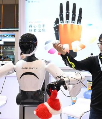 Cina: area dedicata ai robot di servizio alla 138ma Fiera di Canton