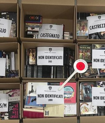 Arrestato il “topo di biblioteca”: rubati quasi mille DVD e 200 libri