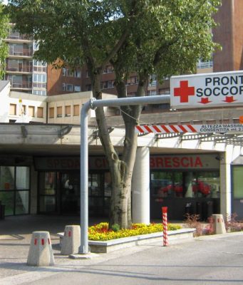 Cade dal tetto di un capannone a Nave: 27enne in codice rosso