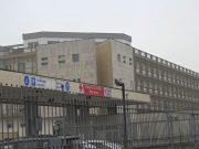 Cade dal tetto di una concessionaria, grave 61enne a Desenzano