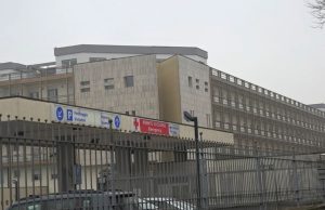 Cade dal tetto di una concessionaria, grave 61enne a Desenzano