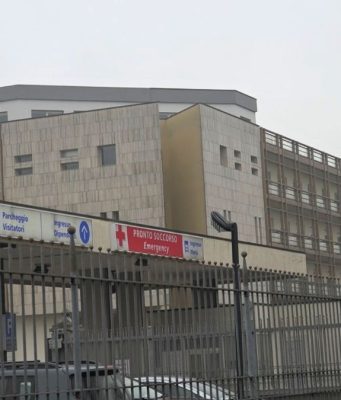 Cade dal tetto di una concessionaria, grave 61enne a Desenzano