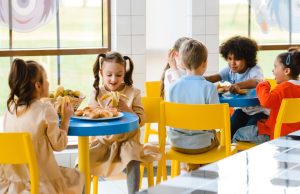 Coldiretti: italiani chiedono di vietare i cibi ultra formulati a scuola