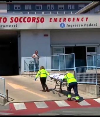 Colpita da tre proiettili e scaricata all’ospedale. È morta nella notte