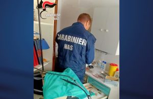 Odontotecnico si finge dentista: studio abusivo in casa e farmaci scaduti