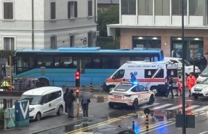 Donna investita da un autobus e trovata in arresto cardiaco
