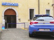 Mangiano e poi fuggono dal ristorante. Il titolare li insegue