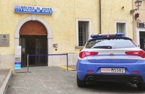 Mangiano e poi fuggono dal ristorante. Il titolare li insegue