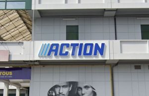 Minaccia e aggredisce la commessa dell’Action. Arrestato