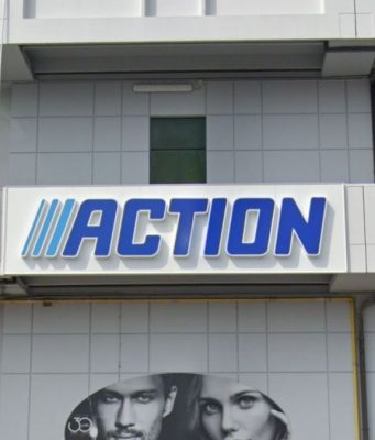 Minaccia e aggredisce la commessa dell’Action. Arrestato