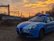 Minaccia il gesto estremo: la Polizia lo rintraccia e lo salva sui binari