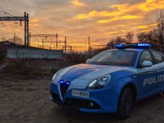 Minaccia il gesto estremo: la Polizia lo rintraccia e lo salva sui binari