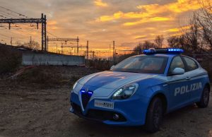 Minaccia il gesto estremo: la Polizia lo rintraccia e lo salva sui binari