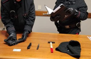 Rapina aggravata e tentata estorsione: denunciati tre giovani