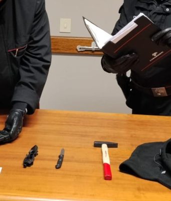 Rapina aggravata e tentata estorsione: denunciati tre giovani