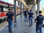 Rapinano cellulare e cuffie, poi chiedono soldi per restituirli