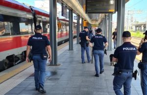 Rapinano cellulare e cuffie, poi chiedono soldi per restituirli