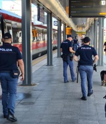 Rapinano cellulare e cuffie, poi chiedono soldi per restituirli