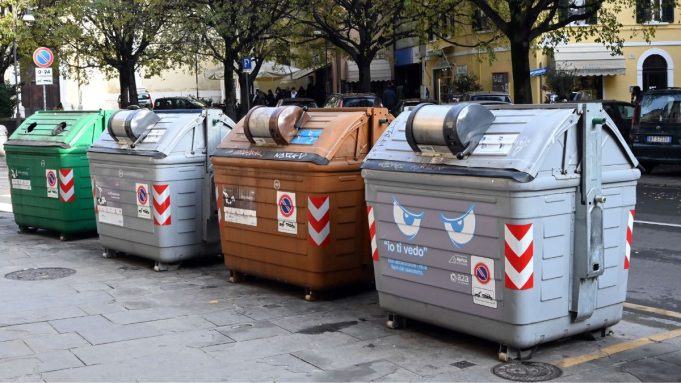 Rifiuti a Brescia niente porta a porta integrale, ma cassonetti smart
