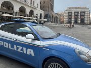 Tenta il furto, aggredisce gli agenti e spacca un vetro con una testata