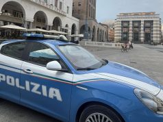 Tenta il furto, aggredisce gli agenti e spacca un vetro con una testata