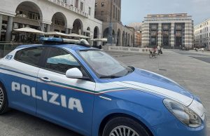 Tenta il furto, aggredisce gli agenti e spacca un vetro con una testata