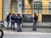 Ubriaca, minaccia di morte e aggredisce gli agenti. Arrestata