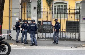Ubriaca, minaccia di morte e aggredisce gli agenti. Arrestata
