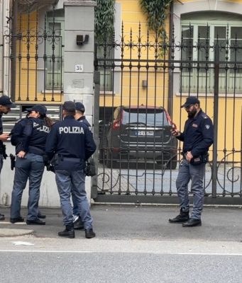 Ubriaca, minaccia di morte e aggredisce gli agenti. Arrestata