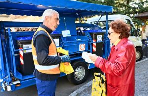 Un tour nei mercati per spiegare bioplastiche e compostaggio