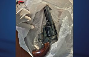 Arrestato 49enne per minacce e detenzione di armi e droga