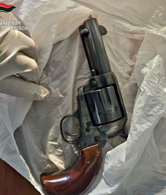 Arrestato 49enne per minacce e detenzione di armi e droga