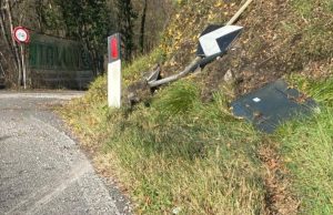 Barghe, abbatte i cartelli e scappa: la Locale trova il responsabile