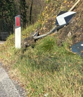 Barghe, abbatte i cartelli e scappa: la Locale trova il responsabile