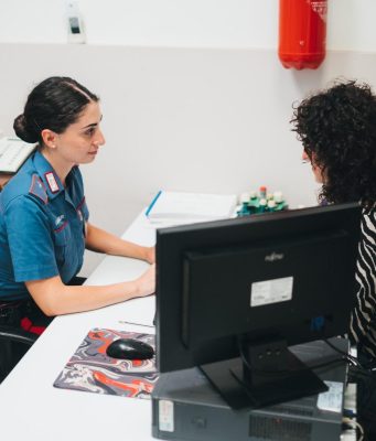 Allarme dal braccialetto elettronico, i Carabinieri arrivano e lo arrestano