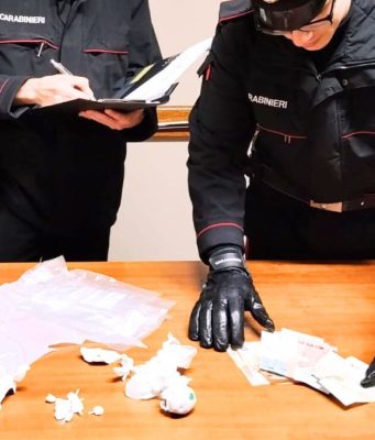 Cocaina e hashish in auto: arrestati due uomini