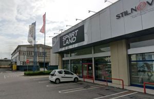 Forza la porta e tenta il furto allo Sportland: arrestato 28enne