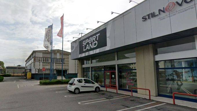 Forza la porta e tenta il furto allo Sportland arrestato 28enne
