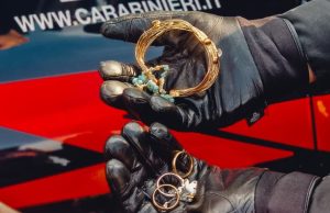 Fugge al posto di blocco a Pontevico: in auto alcuni gioielli