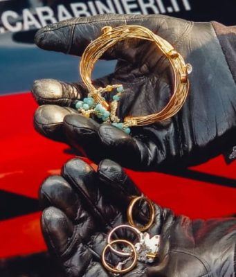 Fugge al posto di blocco a Pontevico: in auto alcuni gioielli