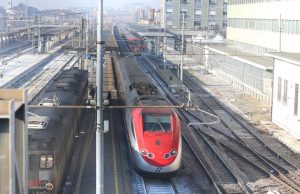 Imbratta un treno in sosta. Arrestato 40enne di Crema