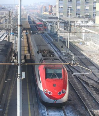 Imbratta un treno in sosta. Arrestato 40enne di Crema